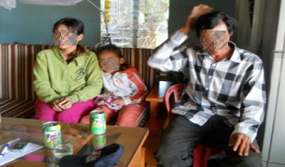 Đau đớn ph&aacute;t hiện con g&aacute;i 4 tuổi bị h&agrave;ng x&oacute;m d&acirc;m &ocirc; 2