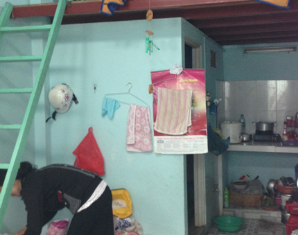 Nữ sinh đẻ rớt... b&oacute;p mũi con trong nh&agrave; vệ sinh 2