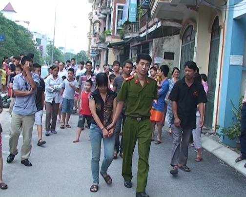 Cô gái “bay” qua nóc nhà như “người nhện” để trộm cắp 1