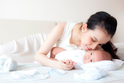 Ngắm trọn bộ ảnh Hoa hậu Thùy Lâm và em bé mới sinh 1