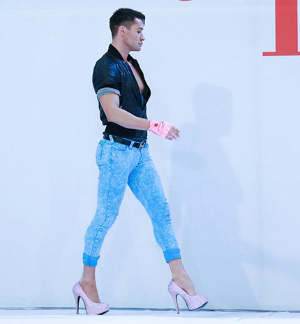 Phát hoảng với màn hôn má, vỗ mông, đi giày hồng của nam giám khảo Top Model 4
