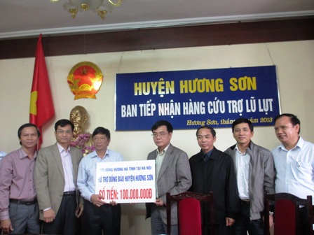 Bộ Y tế và Hội Đồng hương Hà Tĩnh tại Hà Nội trao quà cứu trợ cho đồng bào bị bão lũ 3