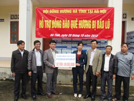 Bộ Y tế và Hội Đồng hương Hà Tĩnh tại Hà Nội trao quà cứu trợ cho đồng bào bị bão lũ 5