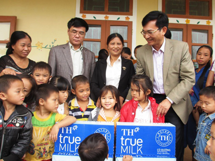 Bộ Y tế và Hội Đồng hương Hà Tĩnh tại Hà Nội trao quà cứu trợ cho đồng bào bị bão lũ 7