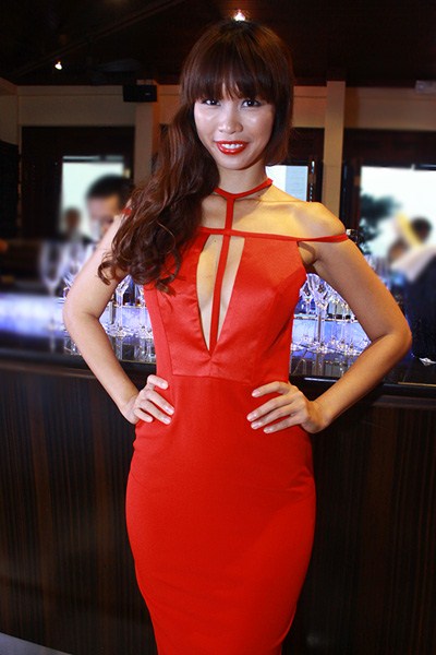 Hà Anh diện váy xẻ ngực gợi cảm bên các hoa hậu Miss Global 2
