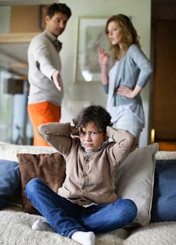 Cha mẹ c&atilde;i nhau g&acirc;y tổn hại bộ n&atilde;o, l&agrave;m giảm sự ph&aacute;t triển của trẻ 1