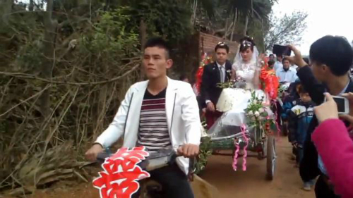 Ch&agrave;ng trai kinh h&atilde;i khi bị gia đ&igrave;nh người y&ecirc;u tra tấn d&atilde; man 2