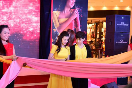 Lê Thanh Hòa trình diễn thiết kế trang phục chuyển hương ngay trên sân khấu 4