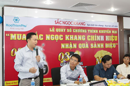 16 kh&aacute;ch h&agrave;ng đầu ti&ecirc;n nhận qu&agrave; s&agrave;nh điệu từ Sắc Ngọc Khang 1