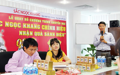 Kh&aacute;ch h&agrave;ng của Sắc Ngọc Khang được "nhận qu&agrave;" ng&agrave;y b&aacute;o ch&iacute; 1