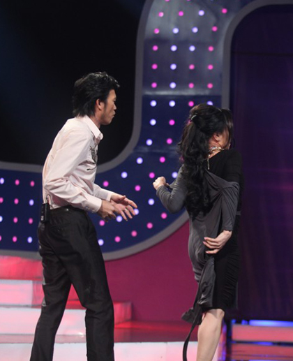 'Cười vỡ bụng' với phi&ecirc;n bản 'Anh kh&ocirc;ng đ&ograve;i qu&agrave;' của Việt Hương - Ho&agrave;i Linh 6