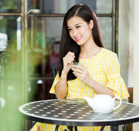 Đông Nhi xuống phố trong sắc vàng ngọt ngào 4