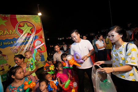 Tuấn Hưng mang tết trung thu đến cho trẻ em nghèo 2