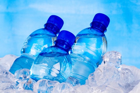 Chuyên gia nói về uống nước đóng chai để trong ôtô gây ung thư 1