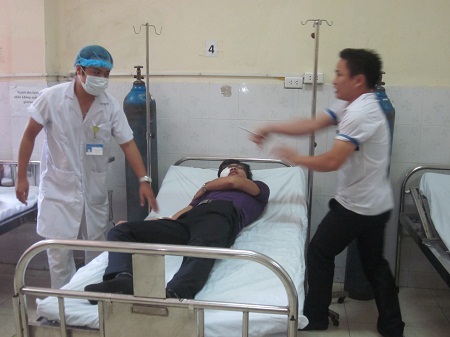 B&aacute;c sỹ v&agrave; bệnh nh&acirc;n BVĐK Phố Nối bị c&ocirc;n đồ h&agrave;nh hung 1