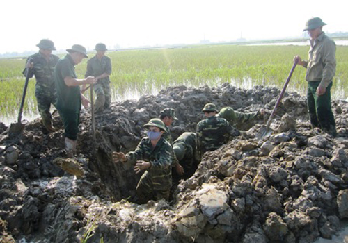 Đầu t&ecirc;n lửa nặng gần 1 tấn nằm dưới ruộng l&uacute;a 1