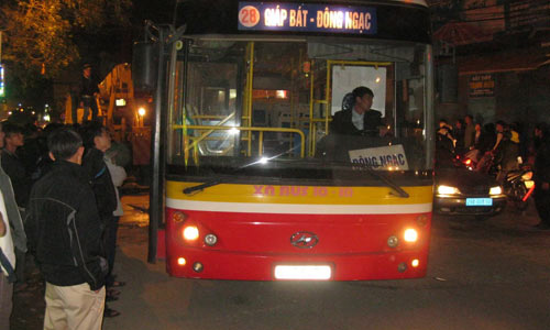 Hà Nội: Xe buýt sụt hố tử thần, hành khách hoảng loạn 1