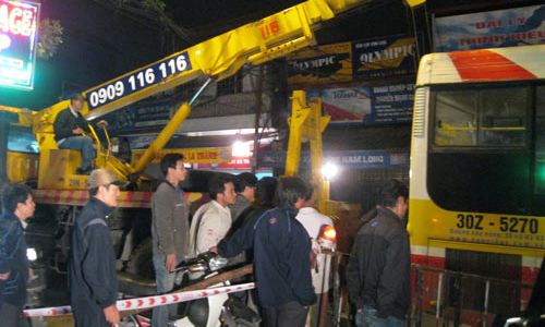 H&agrave; Nội: Xe bu&yacute;t sụt hố tử thần, h&agrave;nh kh&aacute;ch hoảng loạn 2