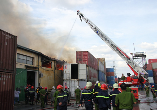 TP HCM: Ch&aacute;y lớn đe dọa h&agrave;ng ngh&igrave;n container KCX Linh Trung 1