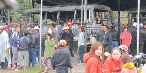 Hà Tĩnh: Cháy nhà gỗ, 3 ôtô bị thiêu rụi  1