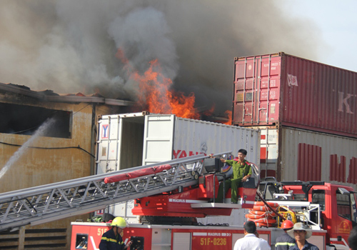 TP HCM: Ch&aacute;y lớn đe dọa h&agrave;ng ngh&igrave;n container KCX Linh Trung 2