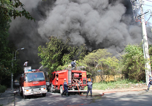 TP HCM: Ch&aacute;y lớn đe dọa h&agrave;ng ngh&igrave;n container KCX Linh Trung 3