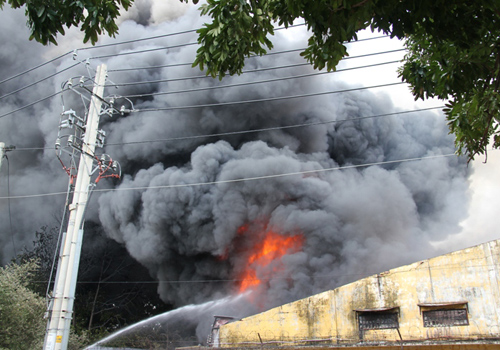 TP HCM: Ch&aacute;y lớn đe dọa h&agrave;ng ngh&igrave;n container KCX Linh Trung 4