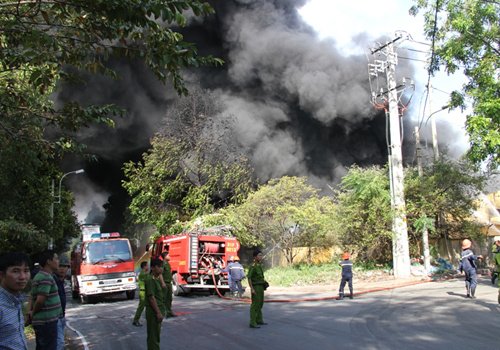 TP HCM: Ch&aacute;y lớn đe dọa h&agrave;ng ngh&igrave;n container KCX Linh Trung 5