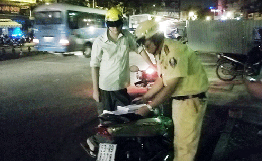 T&acirc;y ba l&ocirc; l&agrave;m kh&oacute; cảnh s&aacute;t giao th&ocirc;ng 1