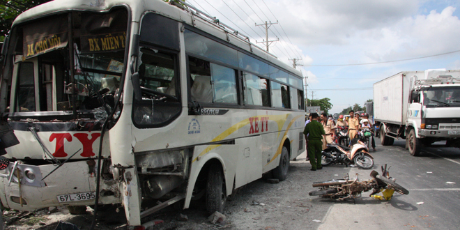 T&agrave;i xế xe kh&aacute;ch xả th&acirc;n cứu h&agrave;ng chục mạng người 1