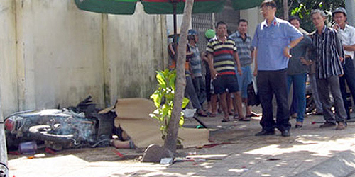 Một du kh&aacute;ch Nga tử vong v&igrave; đ&acirc;m xe gắn m&aacute;y v&agrave;o tường 1