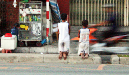 Hai b&eacute; trai quỳ gối tr&ecirc;n đại lộ Đ&ocirc;ng T&acirc;y 1