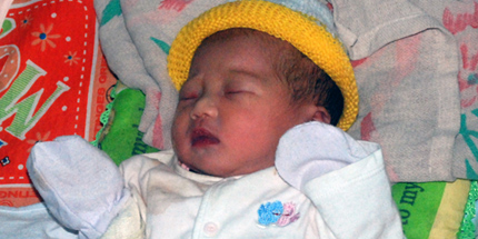 Ph&aacute;t hiện b&eacute; sơ sinh bị bỏ ngo&agrave;i đồng 1