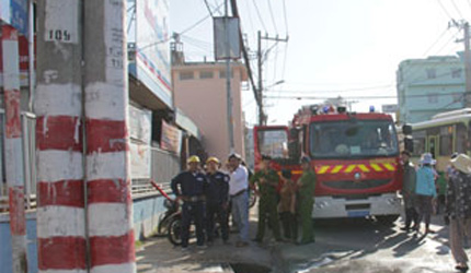 H&agrave;ng trăm người hoảng loạn v&igrave; ch&ugrave;m b&oacute;ng bay 1