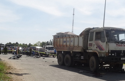 Dừng đ&egrave;n đỏ bị xe ben c&aacute;n chết 1