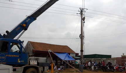 Cần cẩu vướng đường điện cao thế một người chết thảm 1