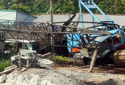 Cần cẩu sập, 3 nh&agrave; d&acirc;n bị đ&egrave; bẹp 1