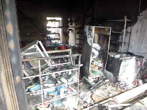 Xe chở gas đổ, h&agrave;ng trăm b&igrave;nh gas mini nổ tung giữa phố 2