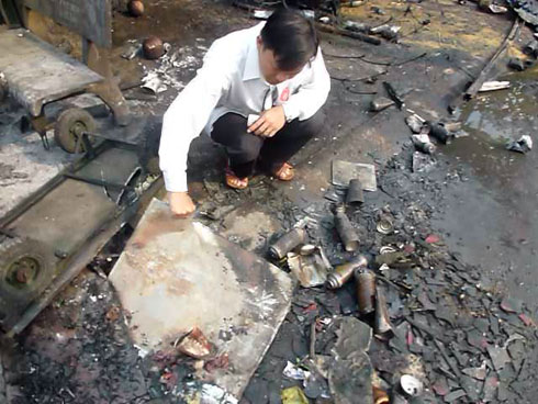 Xe chở gas đổ, h&agrave;ng trăm b&igrave;nh gas mini nổ tung giữa phố 1