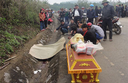 X&aacute;c người với vết ch&eacute;m tr&ecirc;n đầu nằm ở vệ đường 1