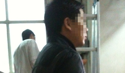 Ng&agrave;y sửa điện thoại tối l&agrave;m 'chồng thu&ecirc;' 1