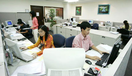 Bắt quả tang 224 c&ocirc;ng chức "ăn gian" giờ l&agrave;m việc 1