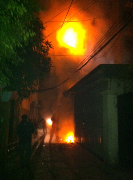 H&agrave; Nội: Cột điện bốc ch&aacute;y dữ dội trong đ&ecirc;m 1