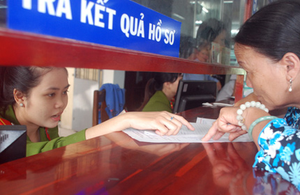 TP HCM: D&acirc;n "chấm điểm" 2 c&aacute;n bộ bị điều chuyển 1