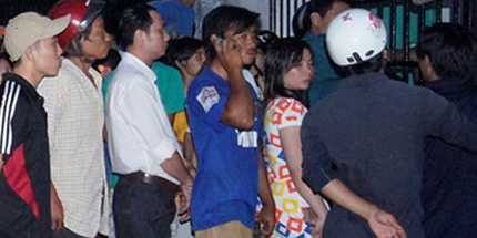 Cặp đ&ocirc;i tuổi teen s&otilde;ng so&agrave;i tr&ecirc;n vũng m&aacute;u 1