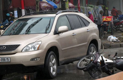 Mở cửa xe Lexus, g&acirc;y tai nạn chết người 1