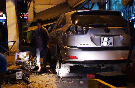 Xe Lexus cướp sinh mạng hai b&ocirc;́ con đi ăn tối 1