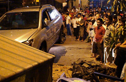 Xe Lexus cướp sinh mạng hai b&ocirc;́ con đi ăn tối 2