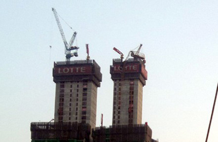 G&atilde;y cẩu th&aacute;p t&ograve;a nh&agrave; 70 tầng, h&agrave;ng trăm người hoảng loạn 1