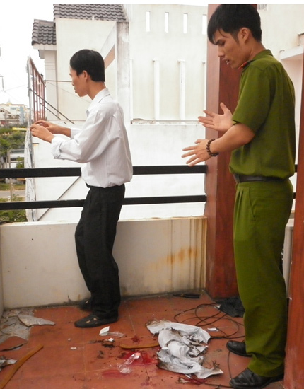 Nh&acirc;n vi&ecirc;n VNPT bị bỏng nặng khi k&eacute;o c&aacute;p Internet 1